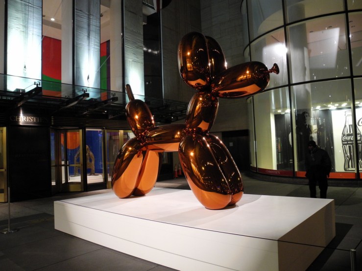 A close-up of the balloon dog sculpture.